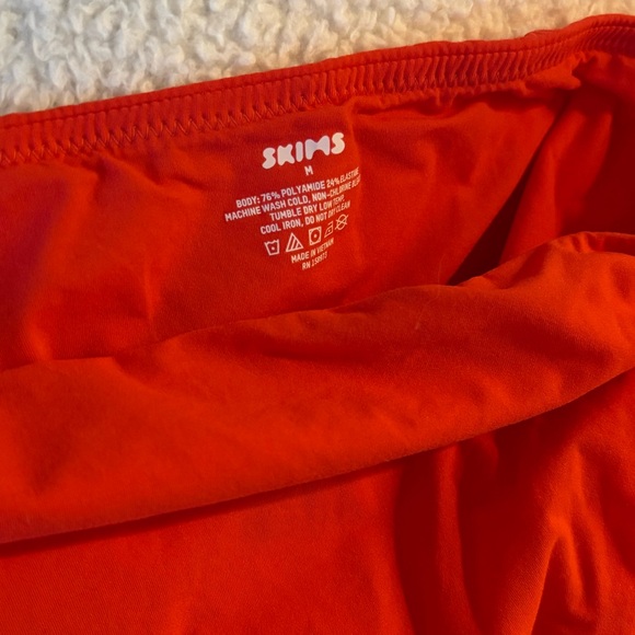 SKIMS Fits Everybody Tube Dress in Poppy - Picture 5 of 8